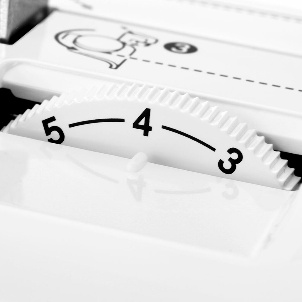 Bro Innov-&iacute;s NS80E Sewing Machine / Optional Distin Starter Sewing Package